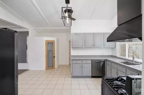Kitchen - 504 Garfield Ave, Taft, CA 93268 photo 1 of 5