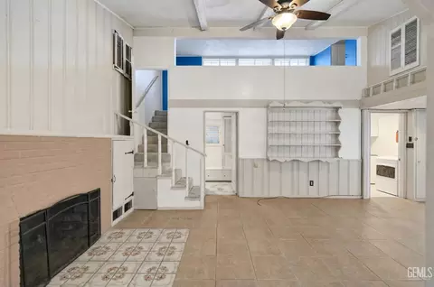 Living - 504 Garfield Ave, Taft, CA 93268 photo 2 of 3