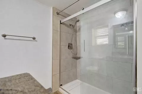 Bath - 504 Garfield Ave, Taft, CA 93268 photo 2 of 3