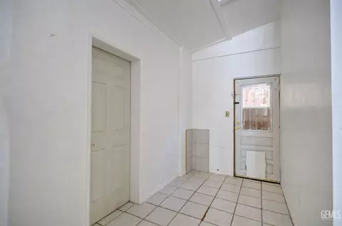 Entry Way - 504 Garfield Ave, Taft, CA 93268 photo 2 of 2