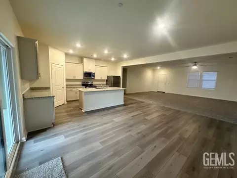1117 Nectar Pl, Shafter, CA 93263 photo 2