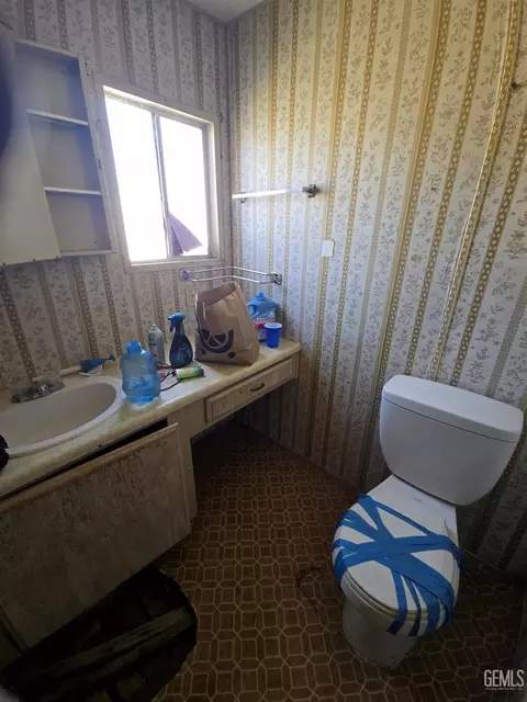 Bath - 9109 Navajo Ave, Weldon, CA 93283 photo 1 of 2