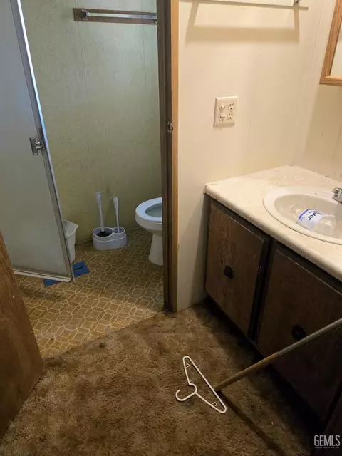 Bath - 9109 Navajo Ave, Weldon, CA 93283 photo 2 of 2