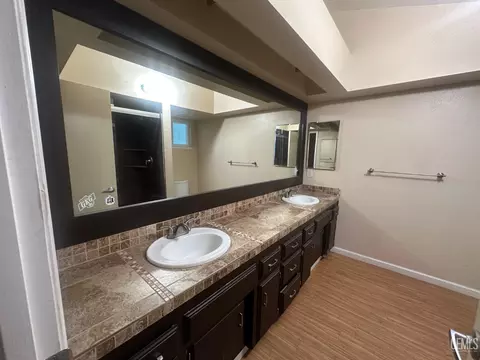 Bath - 8417 Eakins Dr, Bakersfield, CA 93311 photo 3 of 4
