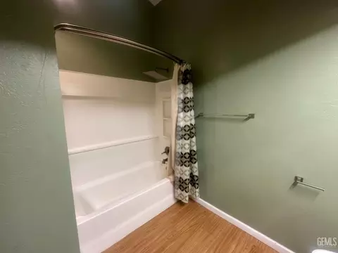 Bath - 8417 Eakins Dr, Bakersfield, CA 93311 photo 2 of 4