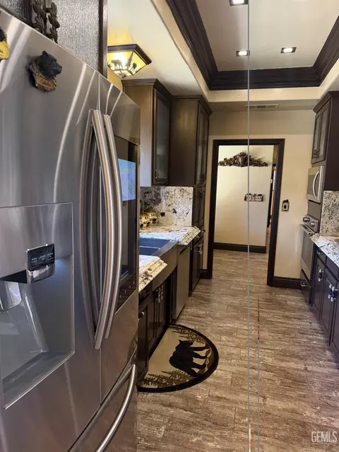 Kitchen - 19211 Walker Basin Rd, Caliente, CA 93518 photo 2 of 2