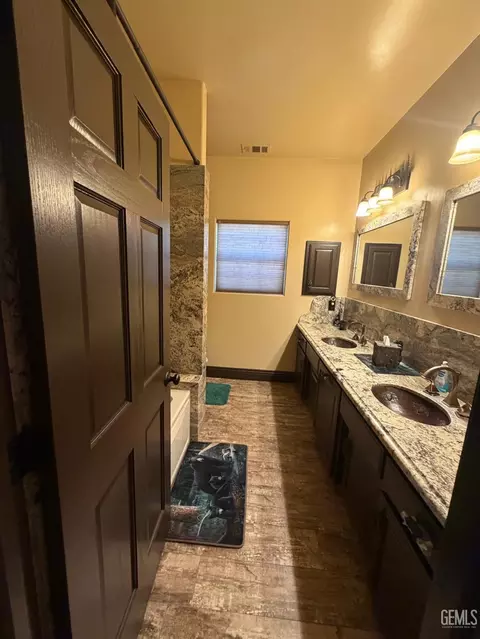Bath - 19211 Walker Basin Rd, Caliente, CA 93518 photo 1 of 2