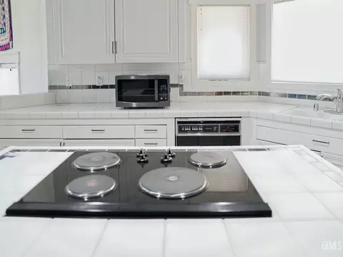 Kitchen - 30880 Pinedale Dr, Tehachapi, CA 93561 photo 6 of 8