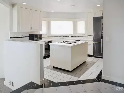 Kitchen - 30880 Pinedale Dr, Tehachapi, CA 93561 photo 8 of 8