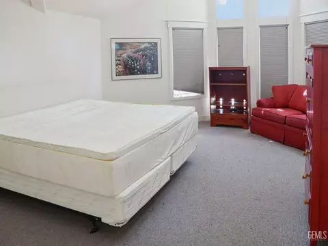 Bedroom - 30880 Pinedale Dr, Tehachapi, CA 93561 photo 4 of 6