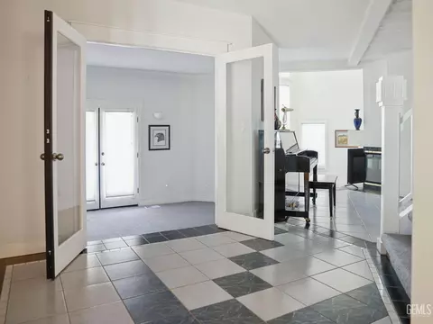 Entry Way - 30880 Pinedale Dr, Tehachapi, CA 93561 photo 4 of 8