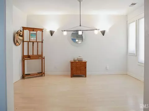 Living - 30880 Pinedale Dr, Tehachapi, CA 93561 photo 3 of 5