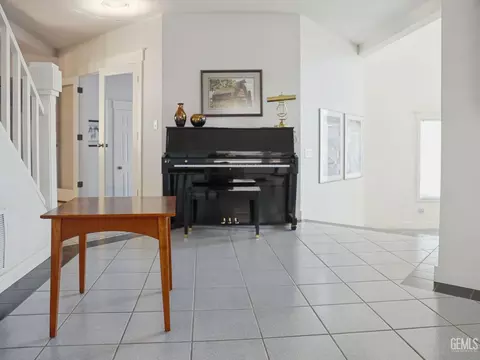 Entry Way - 30880 Pinedale Dr, Tehachapi, CA 93561 photo 5 of 8