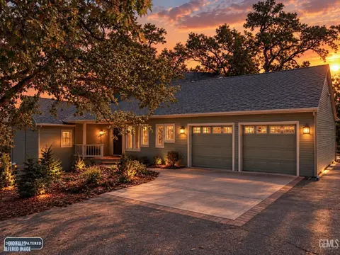 Exterior - 30880 Pinedale Dr, Tehachapi, CA 93561 photo 2 of 13