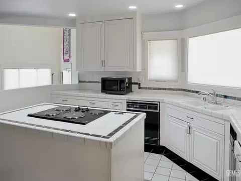 Kitchen - 30880 Pinedale Dr, Tehachapi, CA 93561 photo 7 of 8