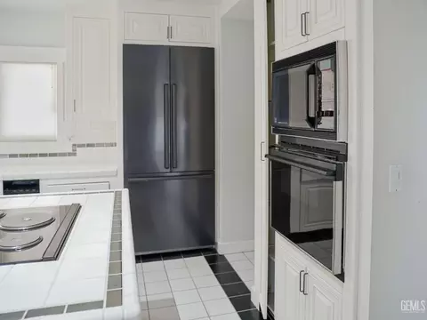 Kitchen - 30880 Pinedale Dr, Tehachapi, CA 93561 photo 5 of 8
