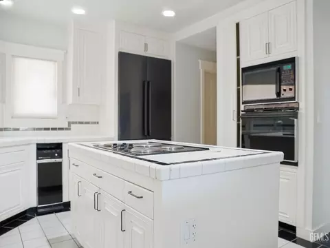 Kitchen - 30880 Pinedale Dr, Tehachapi, CA 93561 photo 3 of 8