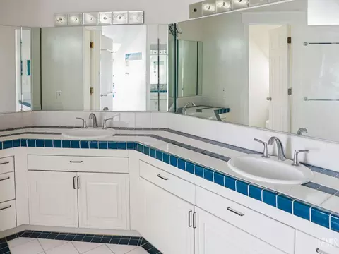 Bath - 30880 Pinedale Dr, Tehachapi, CA 93561 photo 3 of 4
