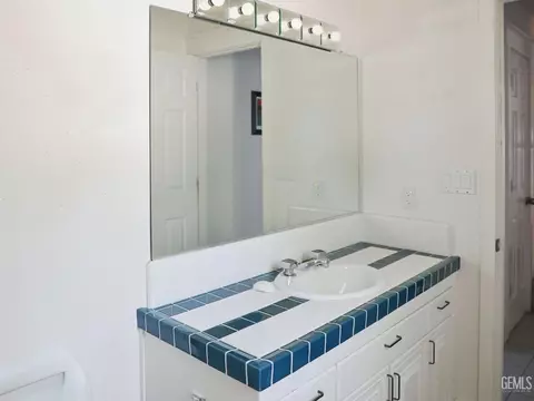 Bath - 30880 Pinedale Dr, Tehachapi, CA 93561 photo 2 of 4