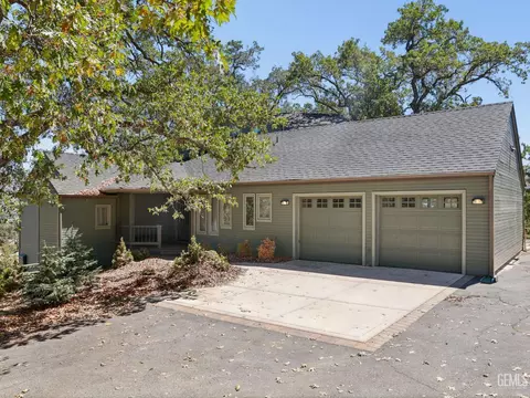 Exterior - 30880 Pinedale Dr, Tehachapi, CA 93561 photo 3 of 13