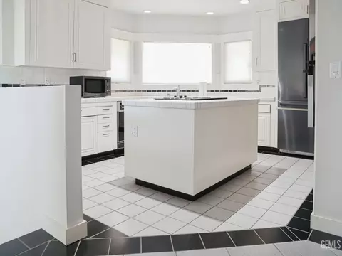Kitchen - 30880 Pinedale Dr, Tehachapi, CA 93561 photo 2 of 8