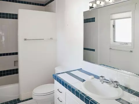 Bath - 30880 Pinedale Dr, Tehachapi, CA 93561 photo 1 of 4