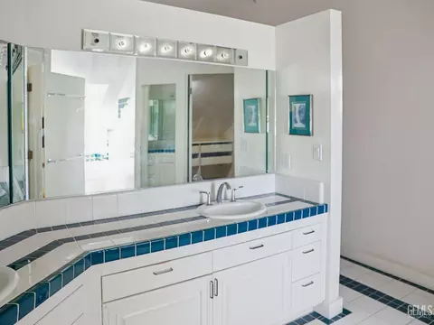 Bath - 30880 Pinedale Dr, Tehachapi, CA 93561 photo 4 of 4