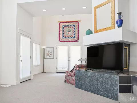 Living - 30880 Pinedale Dr, Tehachapi, CA 93561 photo 5 of 5