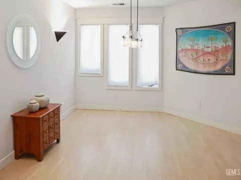 Living - 30880 Pinedale Dr, Tehachapi, CA 93561 photo 2 of 5