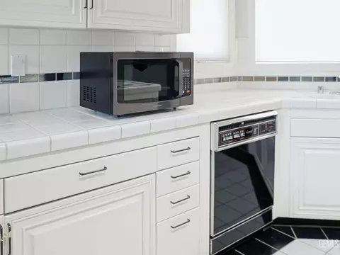 Kitchen - 30880 Pinedale Dr, Tehachapi, CA 93561 photo 4 of 8