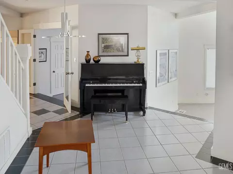 Entry Way - 30880 Pinedale Dr, Tehachapi, CA 93561 photo 6 of 8