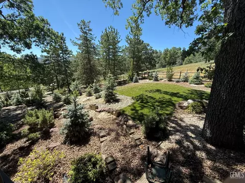 Exterior - 30880 Pinedale Dr, Tehachapi, CA 93561 photo 4 of 13