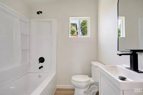 Bath - 313 Chevron Pl, Taft, CA 93268 photo 3 of 3