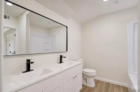 Bath - 313 Chevron Pl, Taft, CA 93268 photo 1 of 3