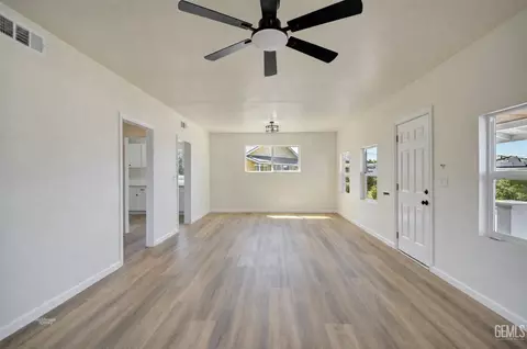 Living - 313 Chevron Pl, Taft, CA 93268 photo 3 of 5