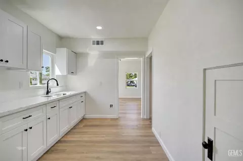Entry Way - 313 Chevron Pl, Taft, CA 93268 photo 2 of 6