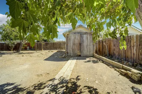 Exterior - 313 Chevron Pl, Taft, CA 93268 photo 8 of 12