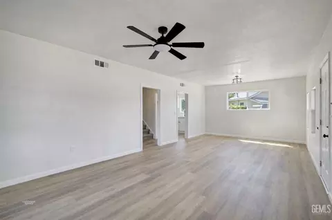 Living - 313 Chevron Pl, Taft, CA 93268 photo 4 of 5