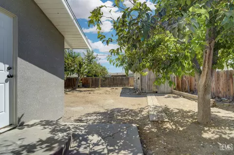 Exterior - 313 Chevron Pl, Taft, CA 93268 photo 6 of 12