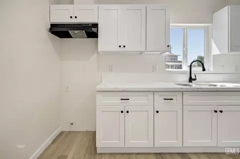 Kitchen - 313 Chevron Pl, Taft, CA 93268 photo 2 of 2