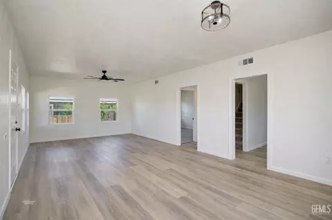 Living - 313 Chevron Pl, Taft, CA 93268 photo 5 of 5