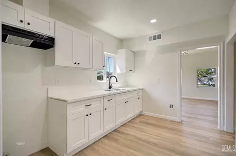 Entry Way - 313 Chevron Pl, Taft, CA 93268 photo 3 of 6