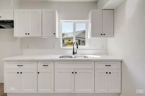 Kitchen - 313 Chevron Pl, Taft, CA 93268 photo 1 of 2