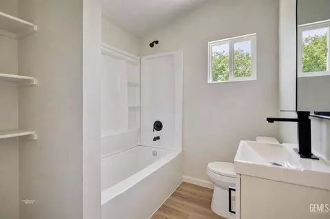 Bath - 313 Chevron Pl, Taft, CA 93268 photo 2 of 3