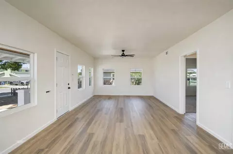 Living - 313 Chevron Pl, Taft, CA 93268 photo 2 of 5
