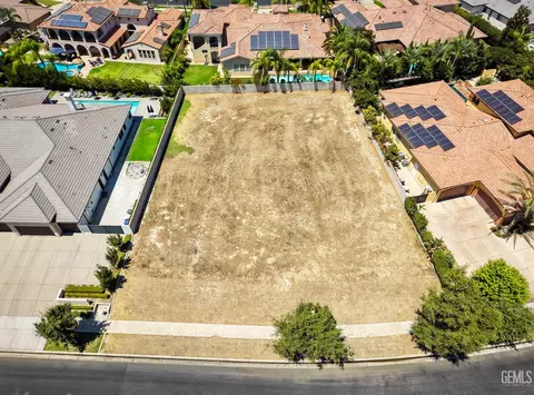 2407 Brighton Park Dr, Bakersfield, CA 93311