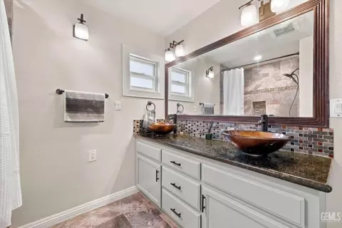 Bath - 1832 9th Pl, Wasco, CA 93280 photo 1 of 3