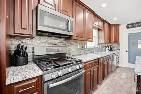 Kitchen - 1832 9th Pl, Wasco, CA 93280 photo 3 of 5