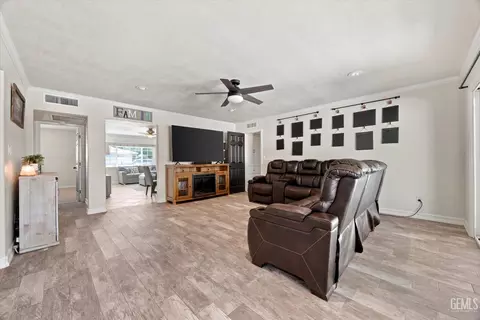 Entry Way - 1832 9th Pl, Wasco, CA 93280 photo 2 of 4