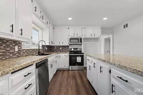 Kitchen - 400 Pierce St, Taft, CA 93268 photo 2 of 4